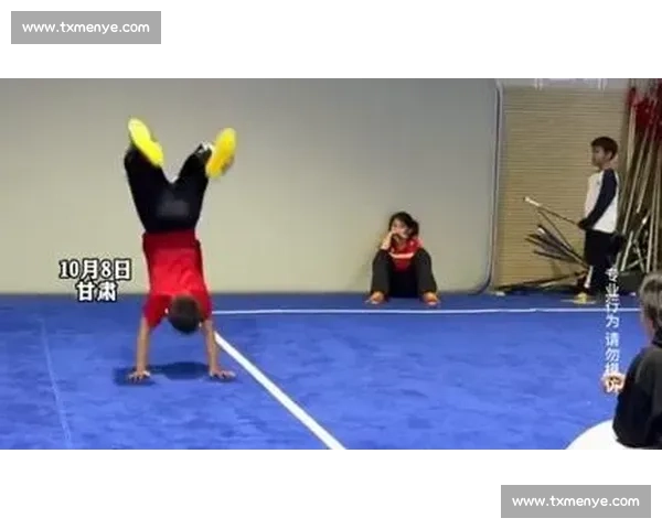 师姐神救援!小伙空翻碰倒靠垫,两脚定乾坤 师姐神救援!小伙空翻碰倒靠垫,两脚定乾坤