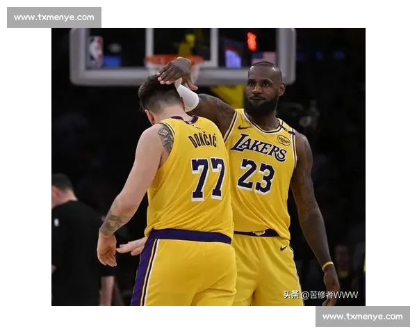 詹姆斯生涯首缺揭幕战!雷迪克曝未合练,名记调侃 “涂点轩尼诗” 詹姆斯生涯首缺揭幕战!雷迪克曝未合练,名记调侃 “涂点轩尼诗”